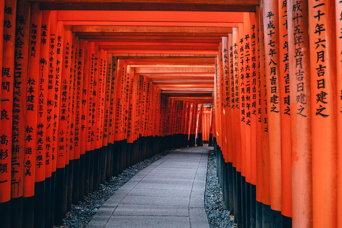 Milhares de portais torii vermelhos no santuário Fushimi Inari, em Quioto