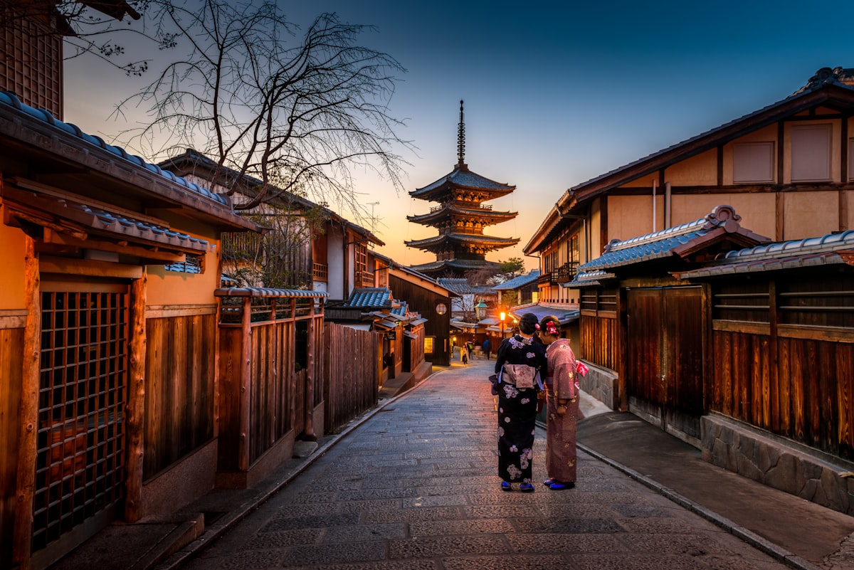 Viajantes em Quioto ao pôr do sol, próximos ao pagode de Yasaka