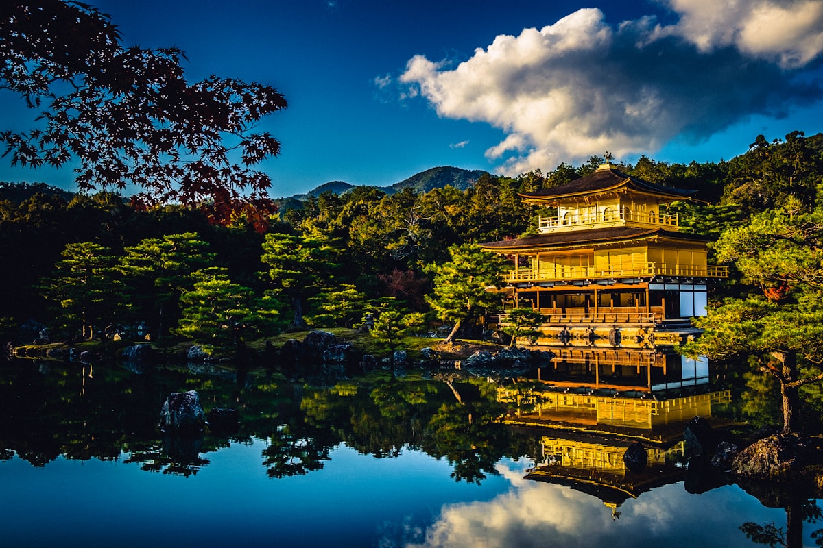 Pavilhão Dourado (Kinkaku-ji) refletido no lago, em Quioto