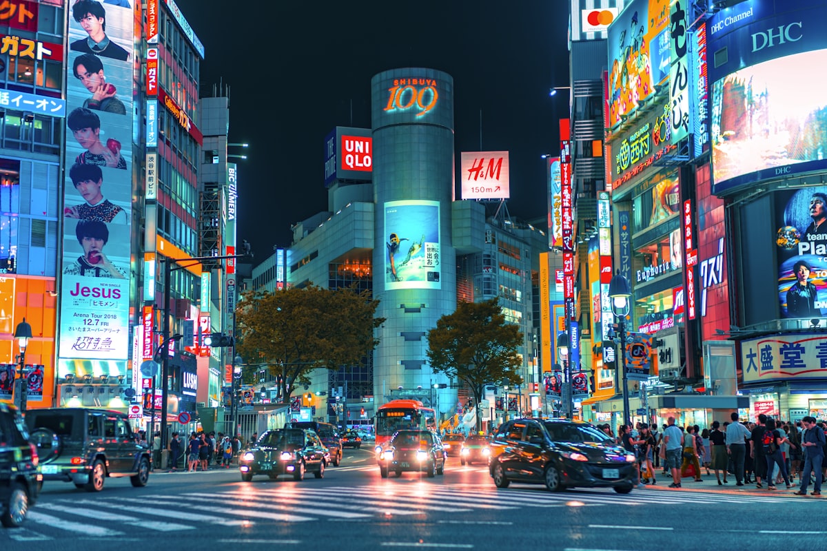 Cruzamento de Shibuya iluminado à noite, em Tóquio