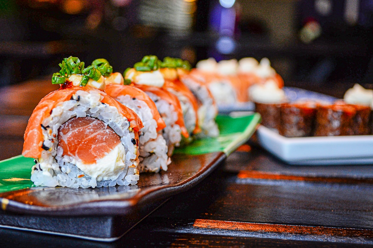 Sushi fresco servido em prato tradicional japonês
